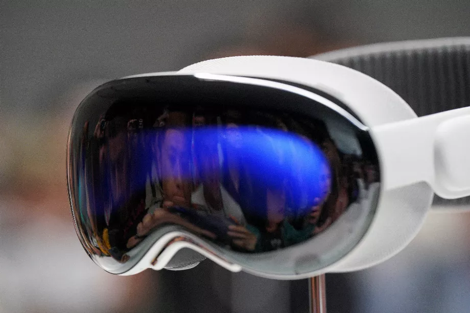 Le casque Vision Pro d'Apple est exposé lors de la conférence mondiale annuelle des développeurs d'Apple au siège de la société à Cupertino, en Californie, aux États-Unis. 5 juin 2023. REUTERS/Loren Elliott