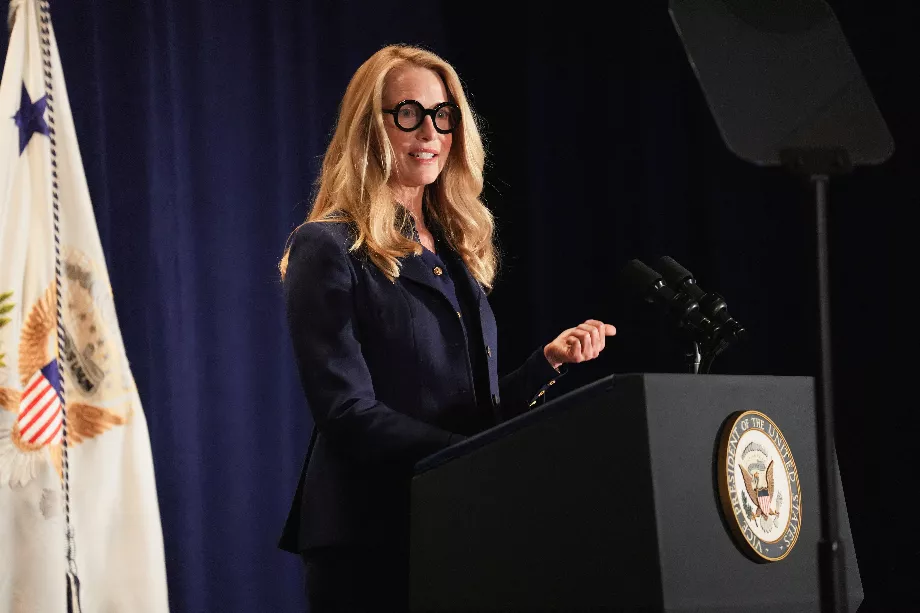 Laurene Powell Jobs, fondatrice et présidente d'Emerson Collective, présente la vice-présidente des États-Unis, Kamala Harris. (Reuters/Lauren Justice)