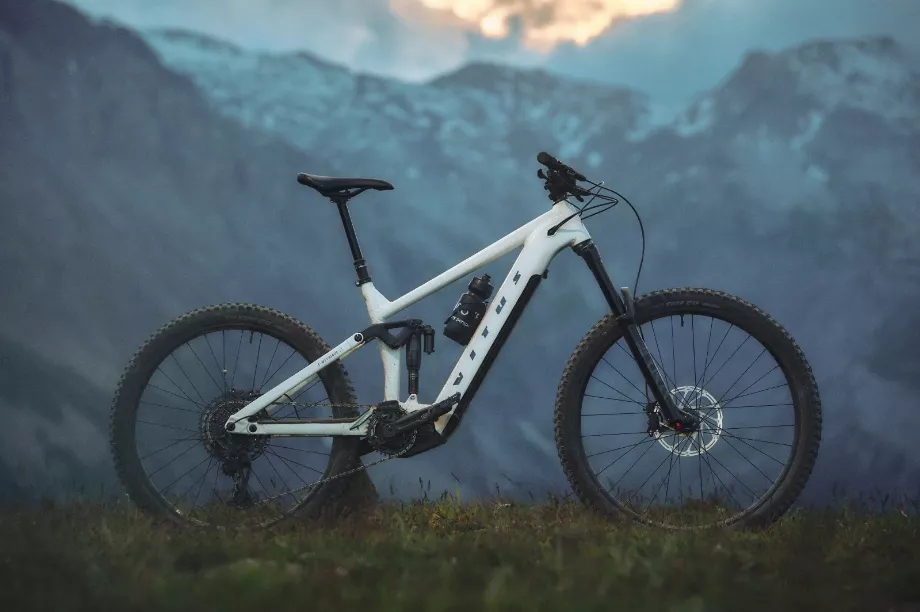 Le système M510 est alimenté par une batterie intégrée de 630 Wh et un écran avec cinq modes d'alimentation (éco, éco plus, trail, boost et course). (J'ai vu votre)