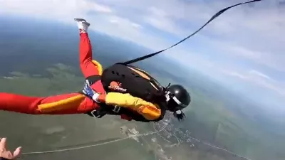Sauvetage dramatique : une femme a sauté d'un parachute et a dû être aidée par son instructeur