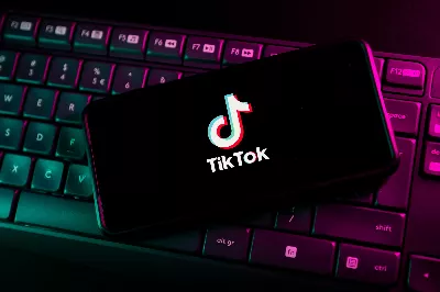 TikTok poursuivi pour avoir rendu son algorithme « très addictif » pour les enfants