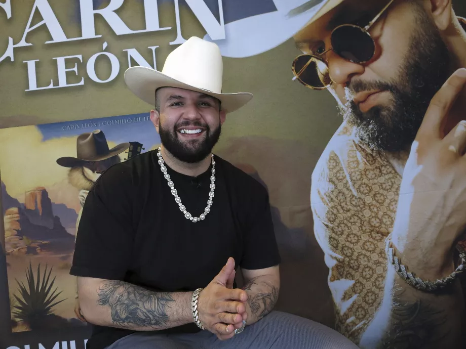 La chanteuse de musique régionale mexicaine Carin León a dépensé des milliers de dollars en voitures de luxe qu'elle exhibe occasionnellement sur ses réseaux sociaux - crédit AP/Berenice Bautista)