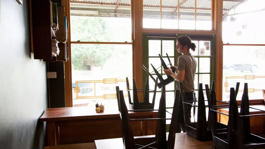 Le bar a fermé ses portes sans recevoir de paiement, laissant la serveuse sans voix (Image d'illustration - Getty)