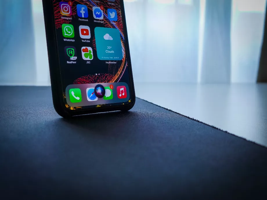Avec Siri, il est possible d'envoyer des messages sans utiliser le clavier. (Unsplash)