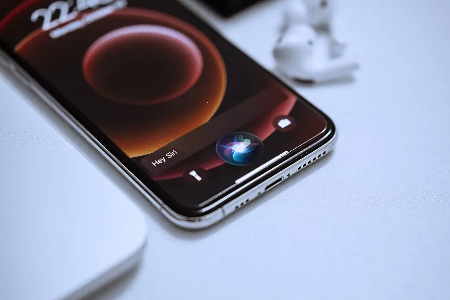 Avec Siri, il est possible d'envoyer des messages sans utiliser le clavier. (Unsplash)