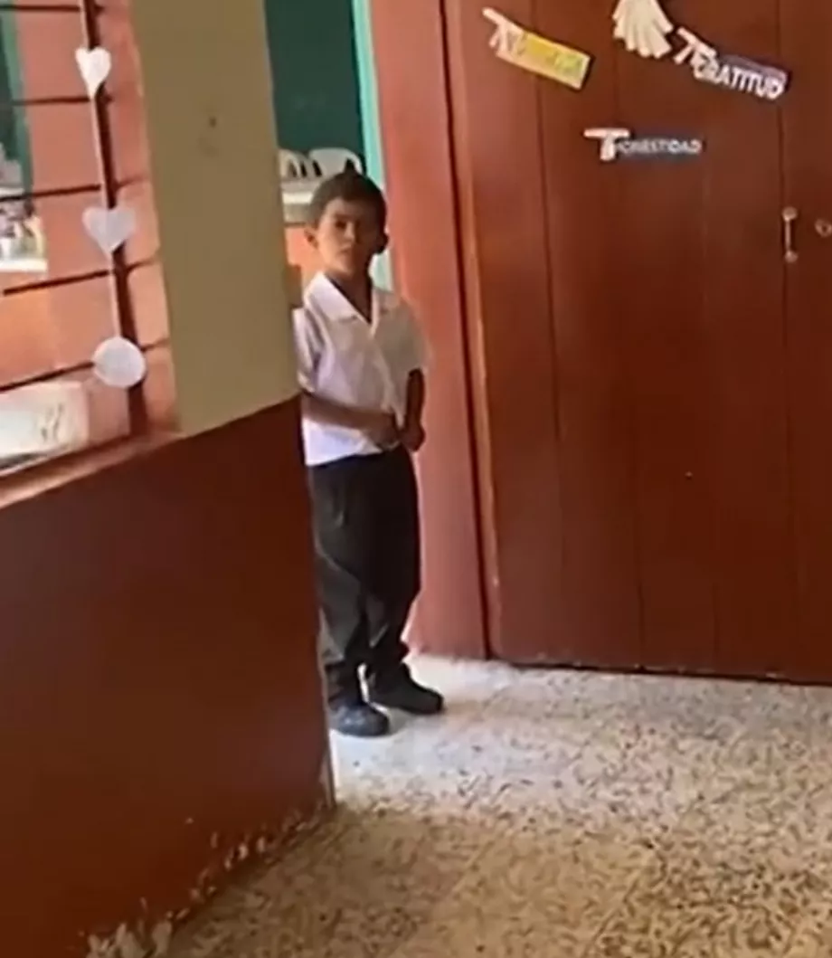 Le petit garçon ne pouvait pas croire que la fête était pour lui. Photo : capture d’écran