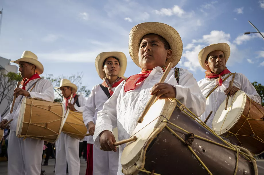 Défilé lors du festival Guelaguetza à Oaxaca, Mexique, le samedi 15 juillet 2023. Lors de l'événement promu par le gouvernement, 16 groupes ethniques indigènes et la communauté afro-mexicaine se réapproprient leurs traditions à travers des danses, des défilés et des ventes d'artisanat. (Photo AP/María Alférez)