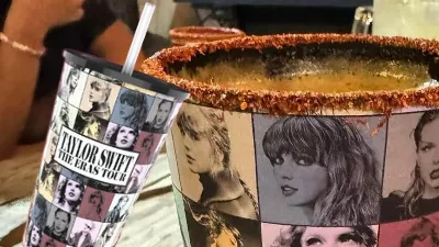 «Même givré pour michelada» : des lieux étranges où les Swifties utilisent leur verre Taylor Swift de Cinépolis