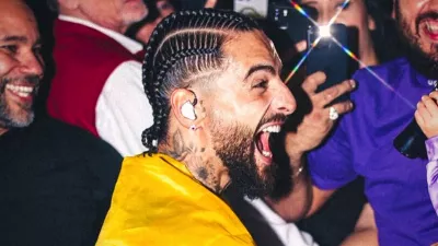 La réaction incontournable de Maluma après avoir reçu un cadeau inattendu d'une femme lors de son spectacle