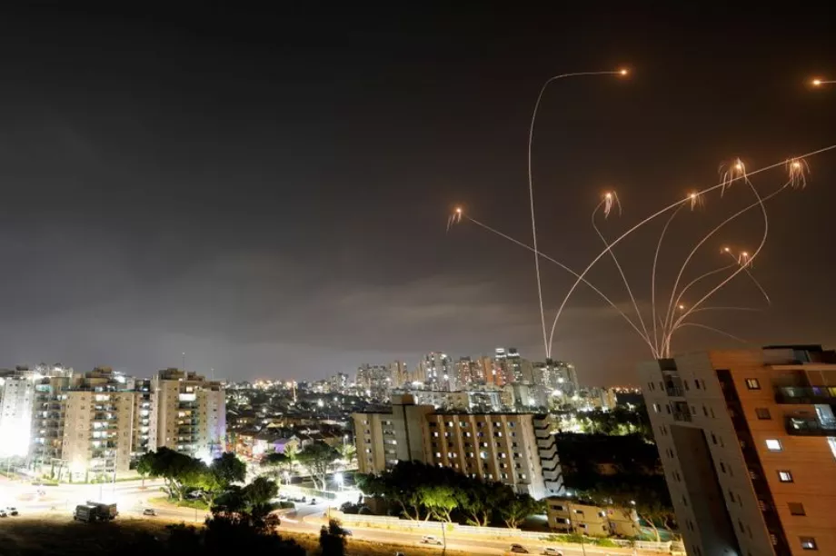 Des faisceaux de lumière sont visibles alors que le Dôme de fer israélien intercepte les roquettes lancées depuis la bande de Gaza vers Israël, comme on le voit depuis Ashkelon, en Israël. (Reuters/Amir Cohen)