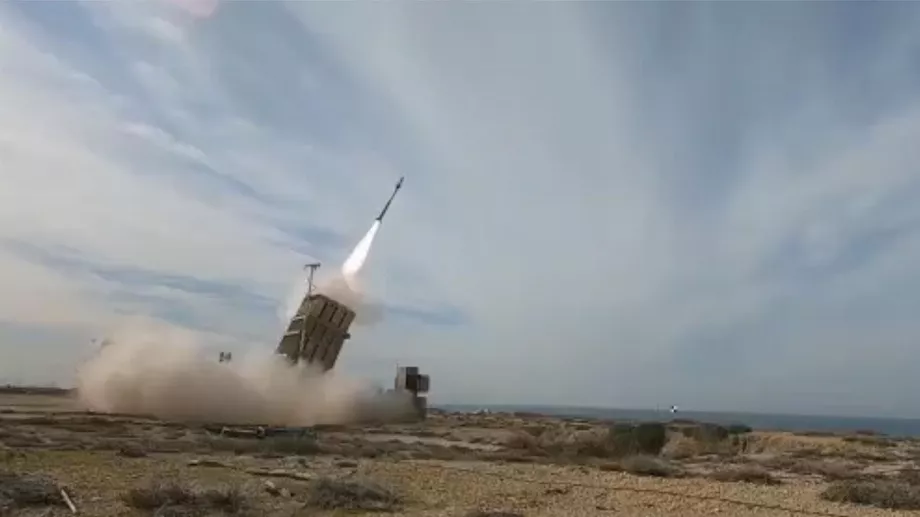 Le lanceur Iron Dome tire un missile intercepteur contre les roquettes tirées depuis Gaza.