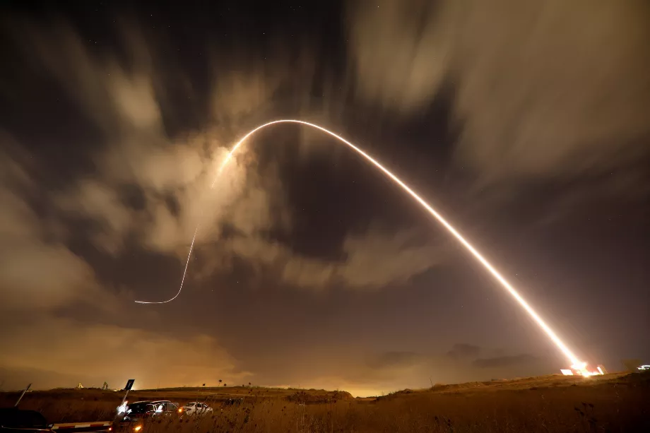 Le système antimissile israélien, connu sous le nom de Iron Dome, intercepte un missile lancé depuis Gaza au-dessus du ciel de Sderot (Reuters)