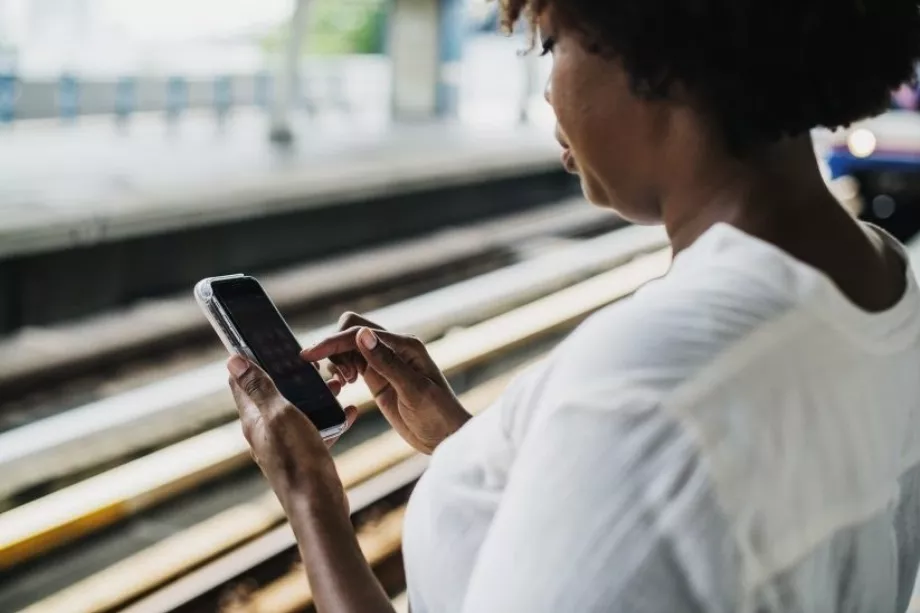 Les volumes de ventes directes mondiales de smartphones ont chuté de 8 % sur un an au troisième trimestre 2023.