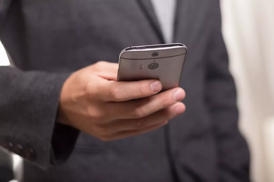 Un utilisateur manipule son téléphone portable (Europa Press).
