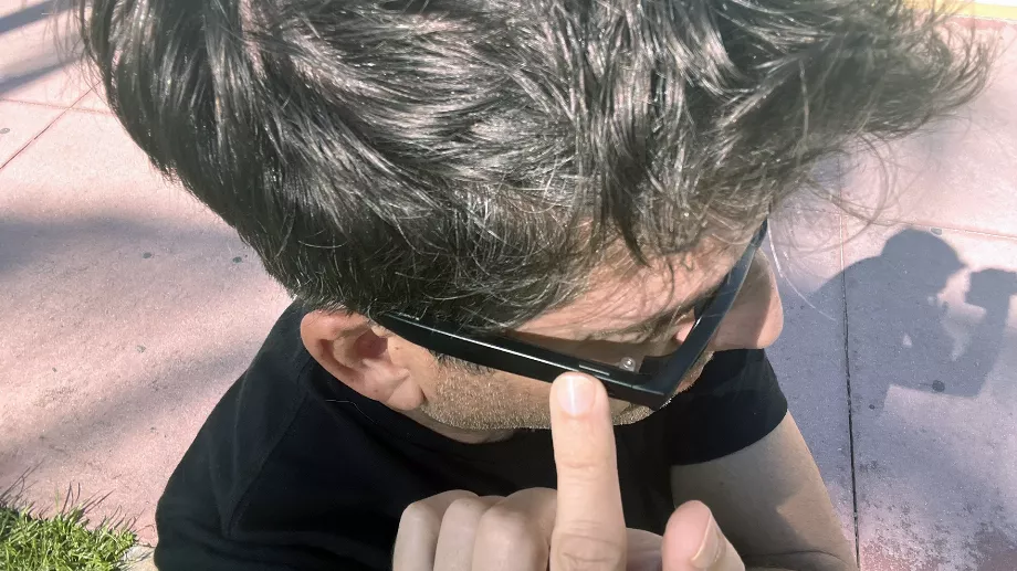 En appuyant une fois sur le bouton, vous prenez des photos avec les objectifs et en maintenant le bouton enfoncé pendant quelques secondes, vous enregistrez une vidéo. (Infoba)