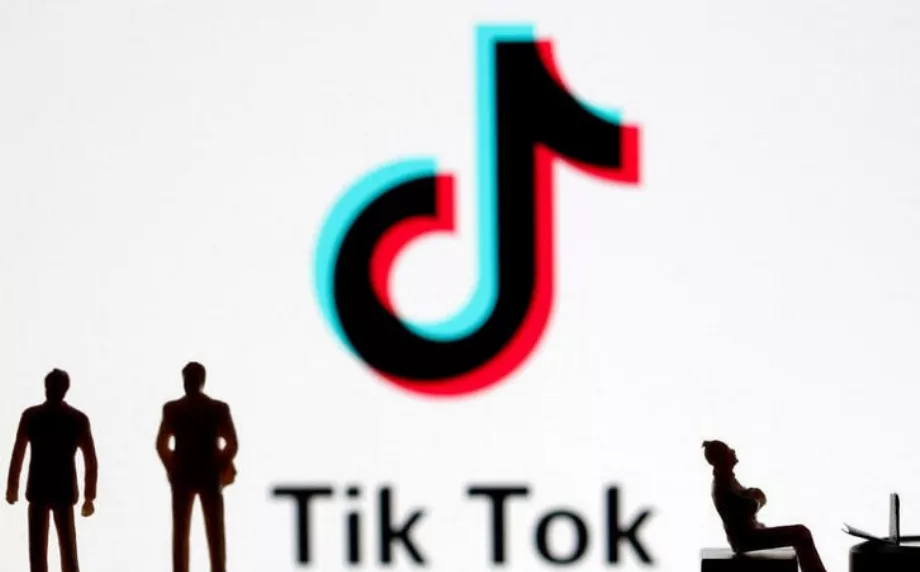 Illustration photographique avec des personnages imprimés en 3D placés devant le logo de l'application vidéo courte chinoise Tik Tok. 7 novembre 2019. REUTERS/Dado Ruvic