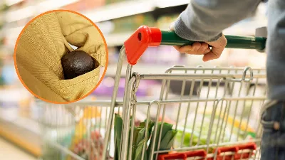 Le caissier du supermarché l'a accusé de vol, mais lorsqu'il a montré ses poches, il a laissé tout le monde bouche bée.