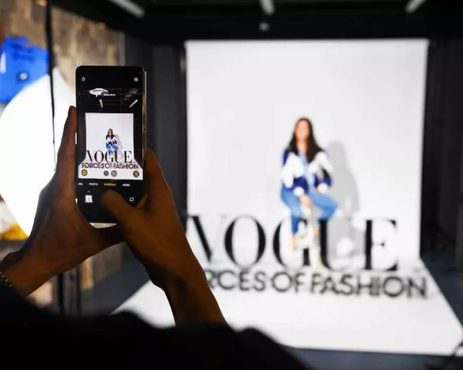 Le téléphone portable faisait partie d'une installation simulant une séance photo pour le magazine. (Oppo)