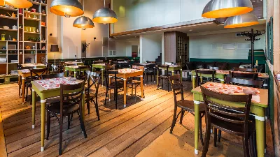 Ils se sont plaints qu'un restaurant ne les laissait pas entrer car il était déjà en train de fermer et le propriétaire a répondu sans hésitation.