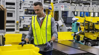 Amazon a de nouveaux collaborateurs, des robots qui soutiennent les humains dans ses entrepôts