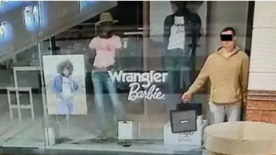 Il est resté immobile pendant des heures comme s'il était un autre mannequin local (Police de Varsovie)