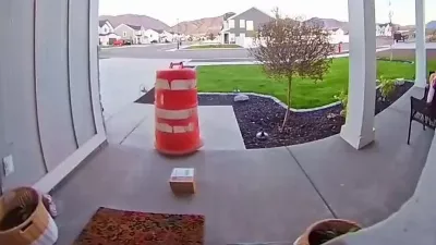 Le braquage le moins attendu : il s'est déguisé en cône pour prendre un colis sur la porte d'une maison