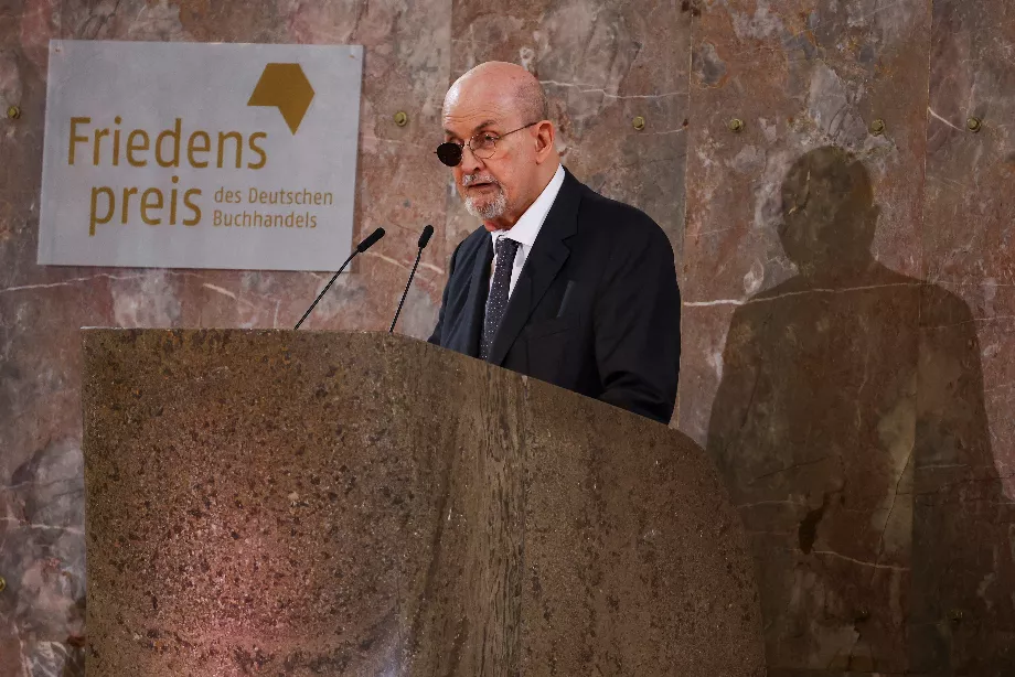 Salman Rushdie, récompensé à la Foire de Francfort, a déclaré que l'IA ne l'inquiétait toujours pas