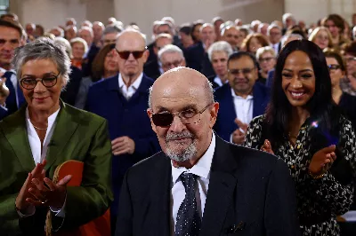 Est-ce que cela a été écrit par une machine ? Rushdie et d'autres écrivains ont débattu du rôle de l'IA dans la littérature