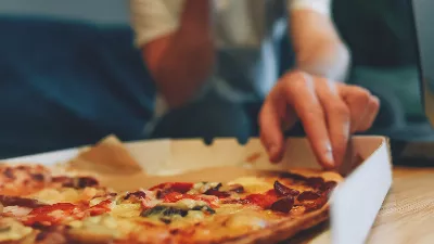 Il a commandé une pizza aux deux parfums mais ils lui ont apporté quelque chose qui l'a surpris : « Ils ont manqué les cours le jour où ils ont donné des fractions. »