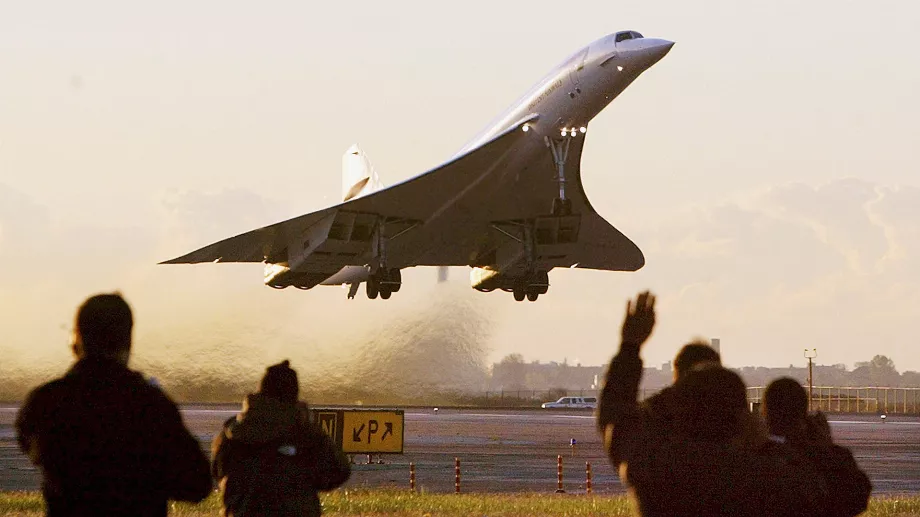 Les spectateurs se déchaînent alors que le dernier vol de passagers du Concorde décolle de l'aéroport international John F. Kennedy en route vers Londres le 24 octobre 2003 à New York. (Photo de Mario Tama/Getty Images)