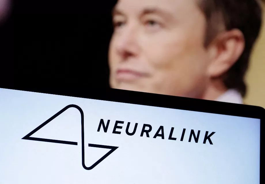 Elon Musk, à travers Neuralink, cherche à fusionner l'esprit humain avec l'intelligence artificielle. (Reuters/Dado Ruvic/Illustration)