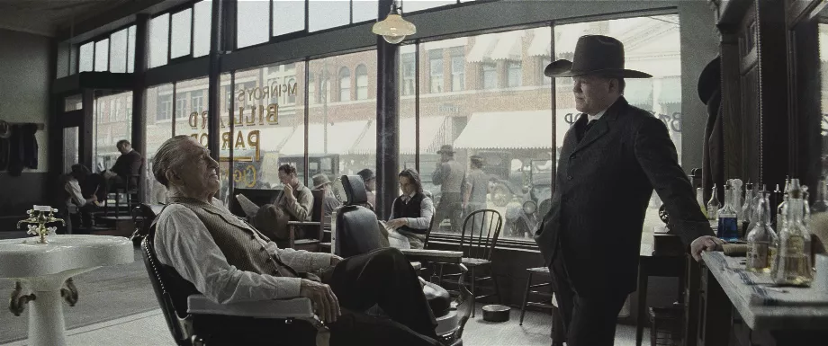 Sur cette image fournie par Apple TV+, Robert De Niro, à gauche, et Jesse Plemons dans une scène de « Killers of the Flower Moon ». (Melinda Sue Gordon/Apple TV+ via AP)
