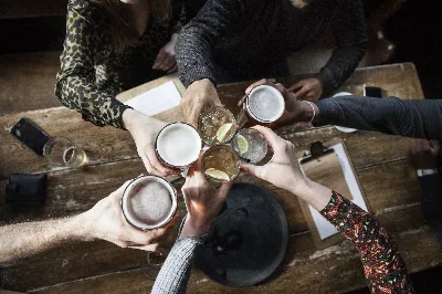 Il a laissé un avis négatif remettant en question l'attitude d'une serveuse et le propriétaire du bar a répondu sans pitié.