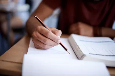 Le commentaire ironique d'un enseignant à un élève lors d'un examen sur la taille de son écriture