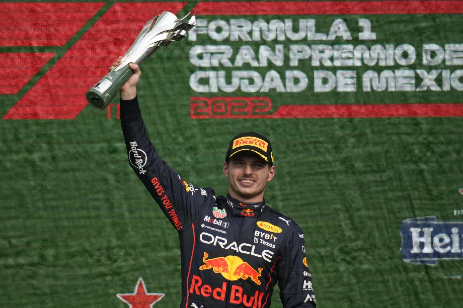Le Néerlandais Max Verstappen, de Red Bull Racing, célèbre sur le podium sa victoire l'année dernière au Grand Prix de Mexico.EFE/Luis Licona