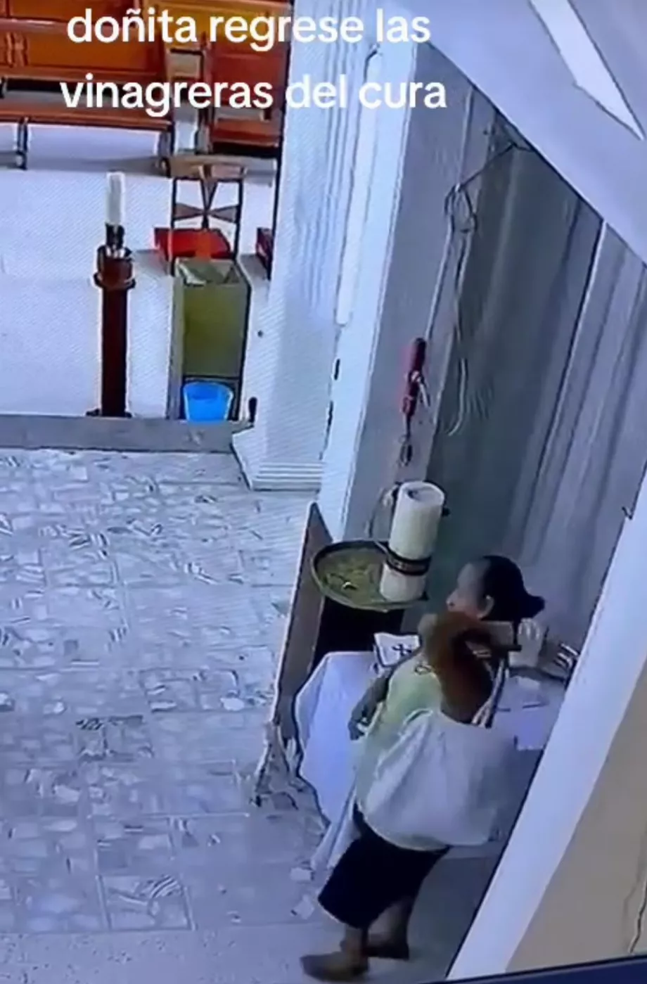 Déjà avec le butin, la femme a quitté l'église. (Tiktok @luna_vampell)