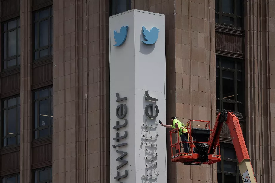 Un ouvrier démonte le panneau Twitter sur le bâtiment du siège social de X à San Francisco. (Reuters/Carlos Barria)