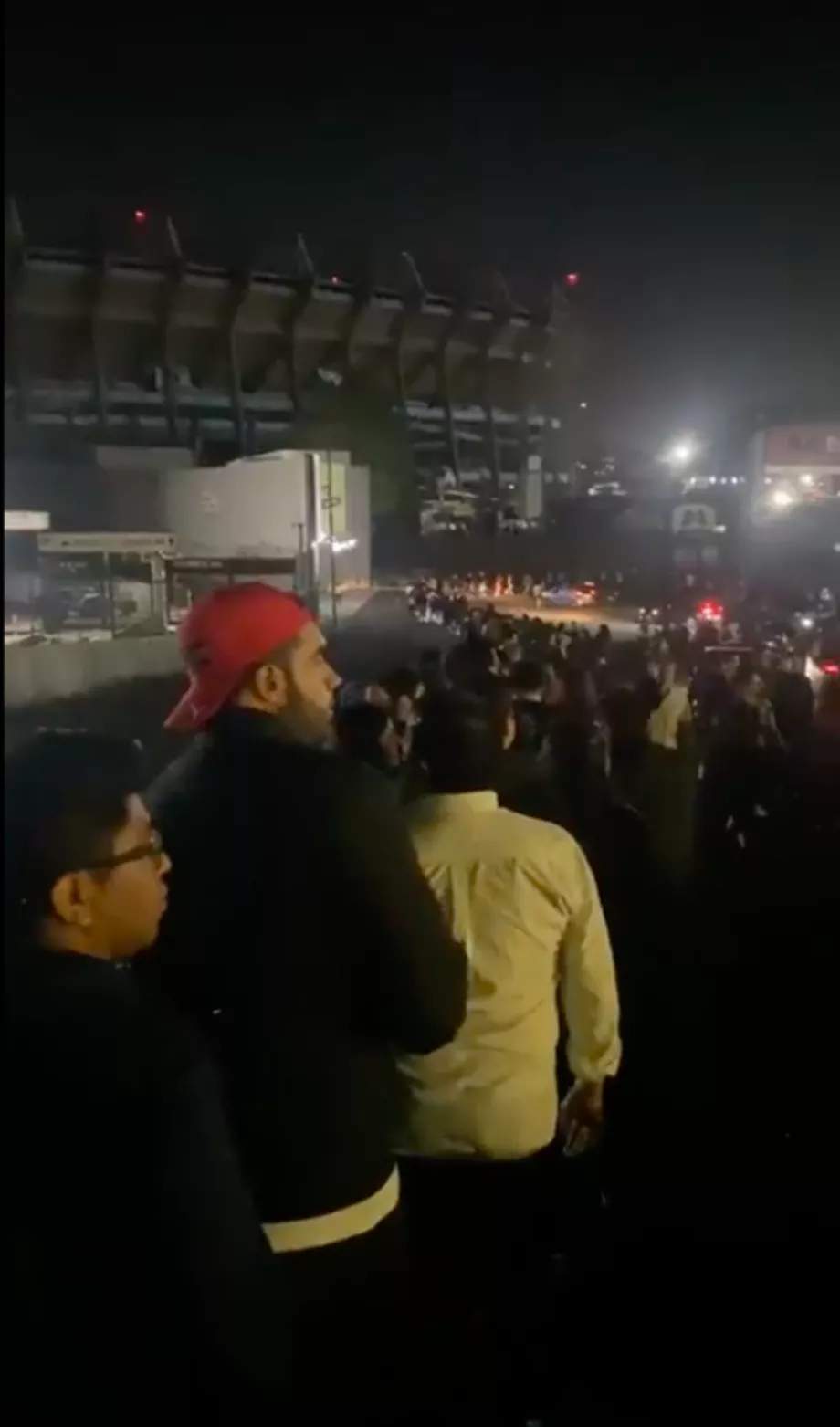 Sur les réseaux sociaux, ils ont rapporté que participer à l'événement était une odyssée, en raison de l'organisation du personnel du stade. (@trinodj)