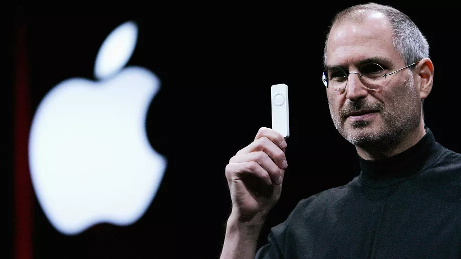 Steve Jobs avec l'iPod, lors de l'exposition du 11 janvier 2005 (Photo de Justin Sullivan/Getty Images)