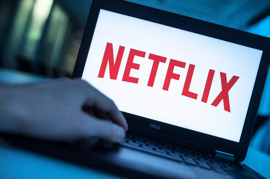 Pour trois épisodes visionnés, les utilisateurs de Netflix pourront en profiter d’un sans publicité. (Alexandre Heinl/dpa)