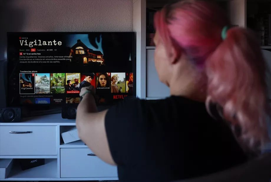 Un utilisateur se connecte à la plateforme Netflix, qui fait face à une plainte de l'OCU pour « tromperie » des consommateurs. (Eduardo Parra / EUROPA PRESS)