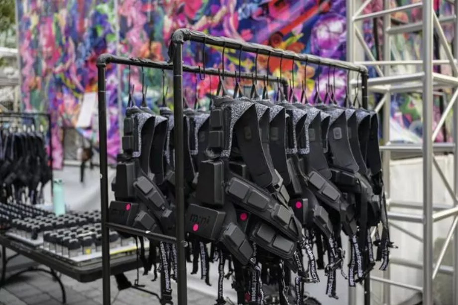 En plus des gilets, l'appareil dispose d'accessoires pour les poignets et les chevilles. (AFP)