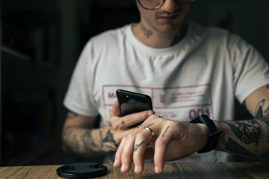 Les utilisateurs doivent installer WearGPT sur leur montre. (Unsplash)