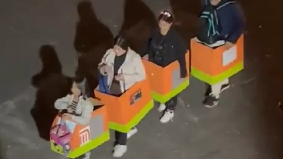 Une famille déguisée en Métro CDMX (Photo : spéciale)
