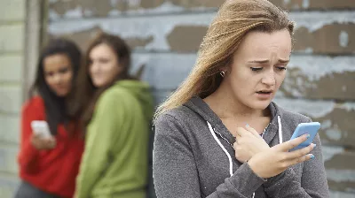 Comment la fausse pornographie générée par l’Intelligence Artificielle ruine la vie des jeunes et des adolescents