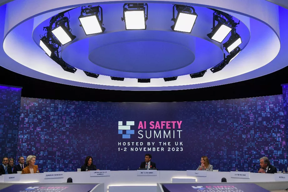 De gauche à droite; la présidente de la Commission européenne, Ursula von der Leyen, la vice-présidente des États-Unis, Kamala Harris, le Premier ministre britannique, Rishi Sunak, la Première ministre italienne, Giorgia Meloni, et le secrétaire général de l'ONU, António Guterres. EFE/EPA/Chris J. Ratcliffe