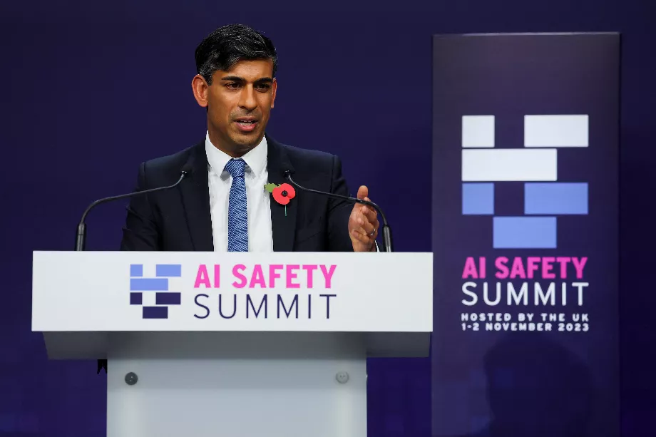 Le Premier ministre britannique Rishi Sunak s'exprime lors d'une conférence de presse de clôture au Sommet sur la sécurité de l'IA à Bletchley Park, près de Milton Keynes, en Grande-Bretagne, le 2 novembre 2023. REUTERS/Toby Melville/Pool