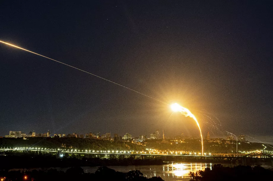 Dossier - La défense aérienne ukrainienne intercepte un drone Shahed dans les airs lors d'une frappe aérienne russe contre Kiev. (Photo AP/Evgeniy Maloletka, dossier)