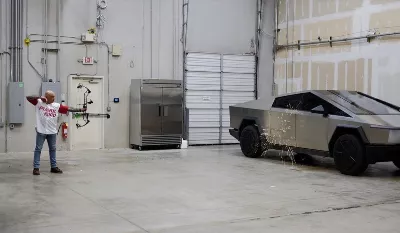 Qu'arrive-t-il à un Cybertruck Tesla s'il est abattu avec un arc et des flèches
