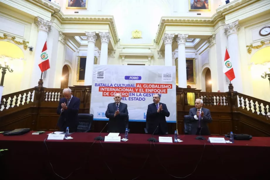 Le ministre des Affaires étrangères Javier González Olaechea (premier à partir de la gauche) avec le député Jorge Montoya (Renovación Popular). Photo : Congrès de la République.